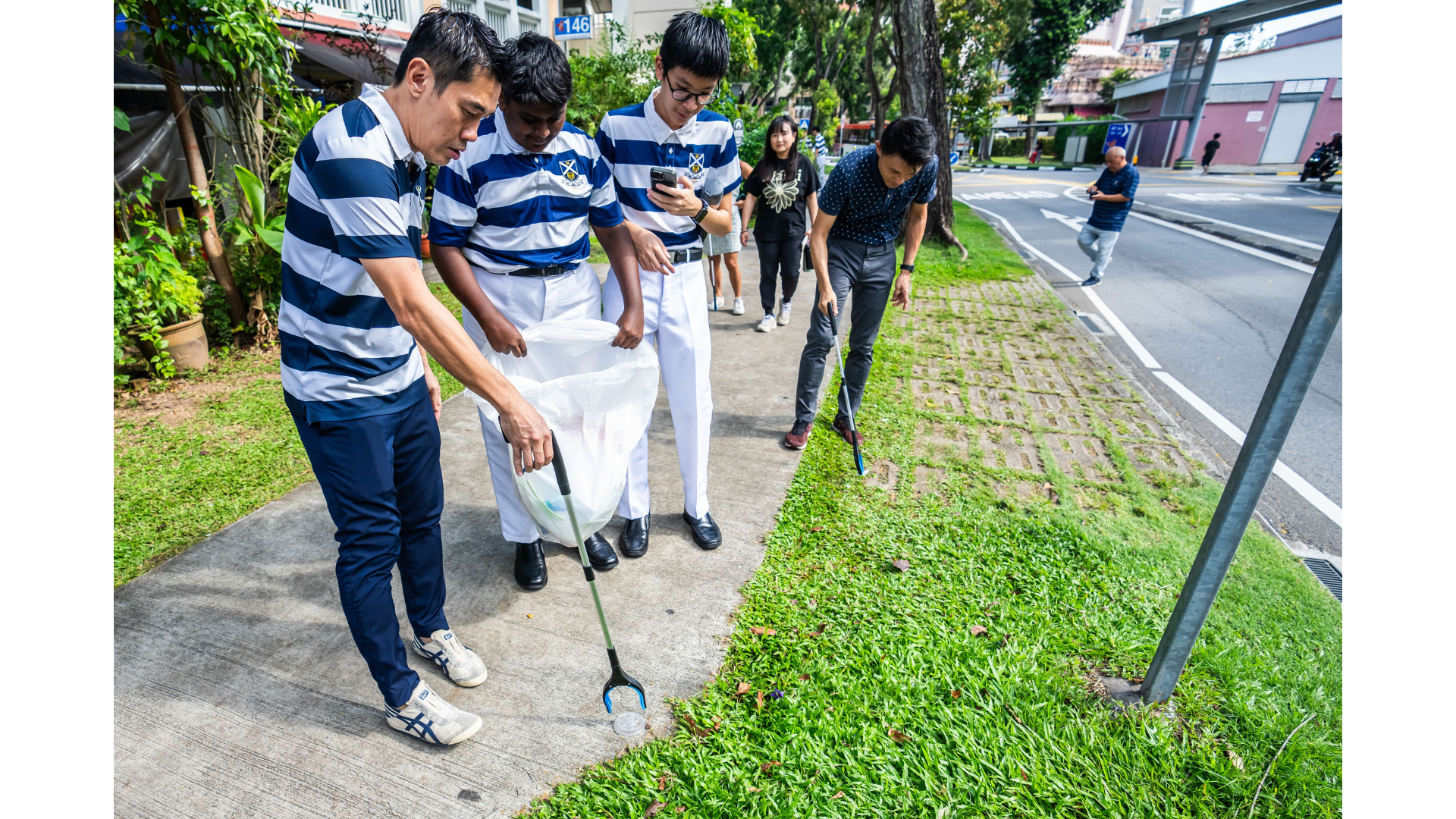 Picking litter, make it shimmer! Keeping the environment clean with St Andrew’s Secondary School